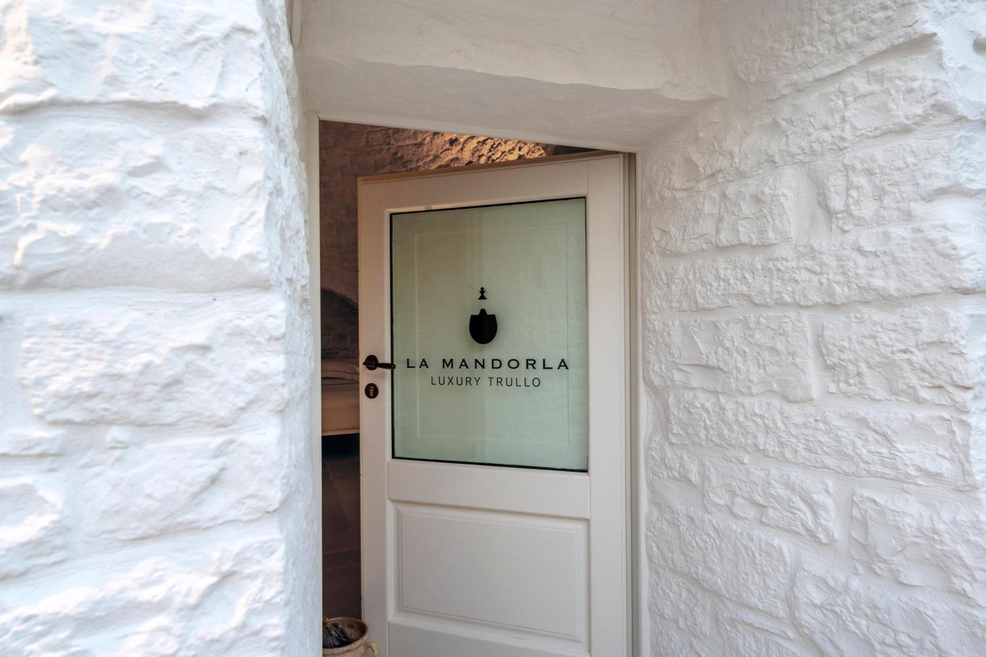 La Mandorla Luxury Trullo Bed and Breakfast Αλμπερομπέλο Εξωτερικό φωτογραφία